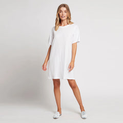 Woman wearing a white long tshirt